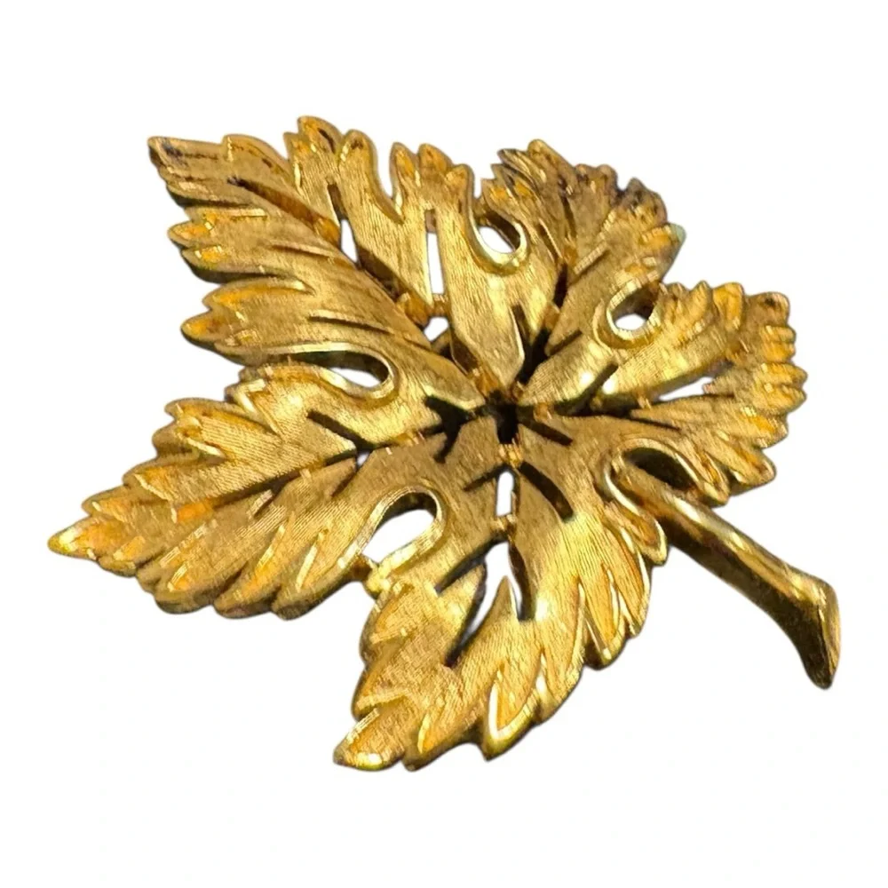 Trifari Signed VTG Gold-Tone Leaf Brooch 60s Collection, Textured Openwork J16